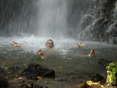 Jan im Wasserfall beim Maninjau See